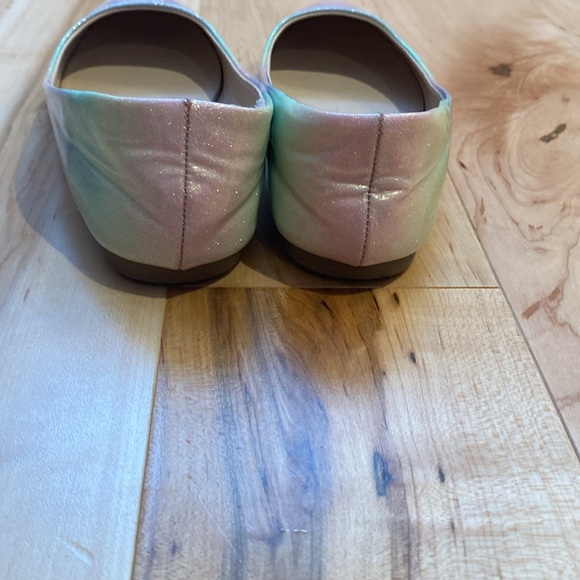 Children place sparkly multicolored shoes - Picture 2 of 3